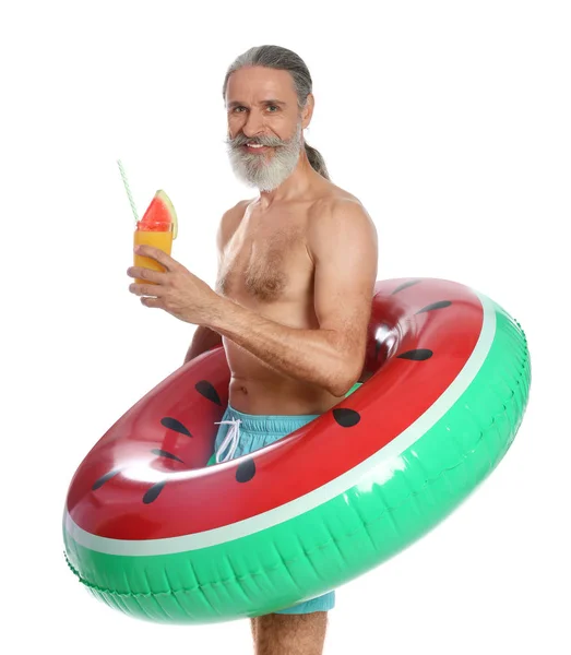 Hombre Sin Camisa Con Anillo Inflable Copa Cóctel Sobre Fondo — Foto de Stock