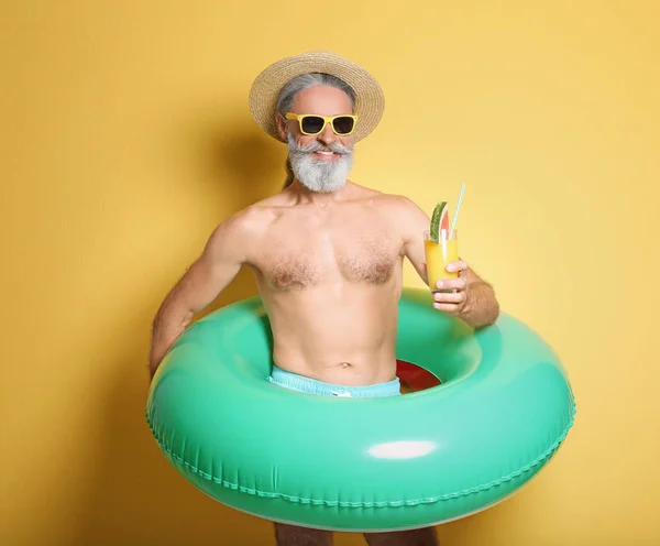 Gömleksiz Adam Şişme Yüzük Renk Arka Plan Üzerinde Kokteyl Bardak — Stok fotoğraf