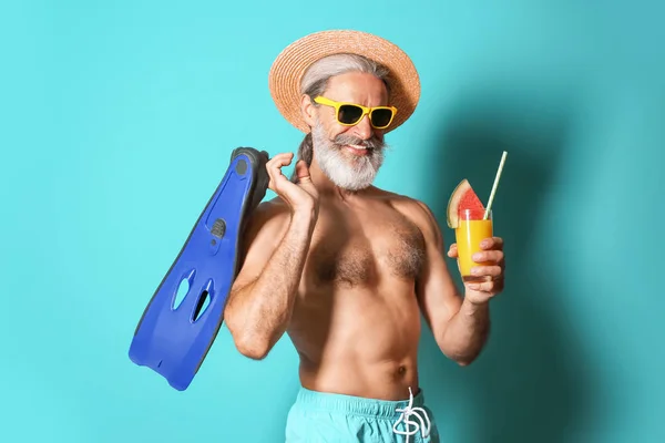 Homme Sans Chemise Avec Verre Cocktail Des Nageoires Sur Fond — Photo