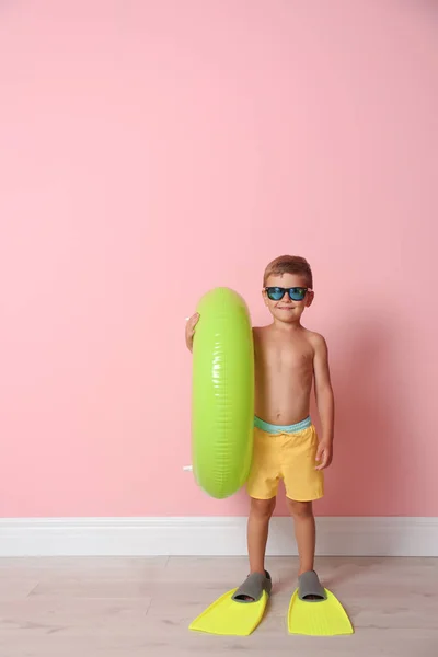 Lindo Niño Pequeño Con Anillo Inflable Con Aletas Cerca Pared — Foto de Stock