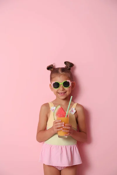 Petite Fille Mignonne Avec Verre Cocktail Sur Fond Couleur — Photo