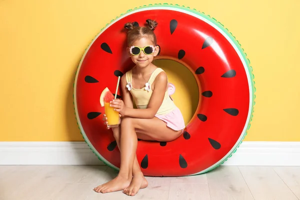 Petite Fille Mignonne Avec Anneau Gonflable Verre Cocktail Près Mur — Photo