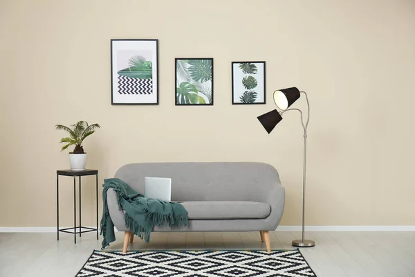 快適な灰色のソファーでスタイリッシュな明るい部屋インテリア — ストック写真