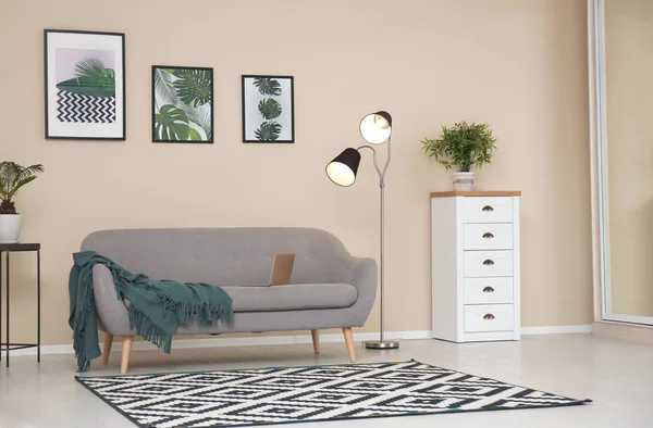 时尚的灯光室内饰与舒适的灰色沙发 — 图库照片