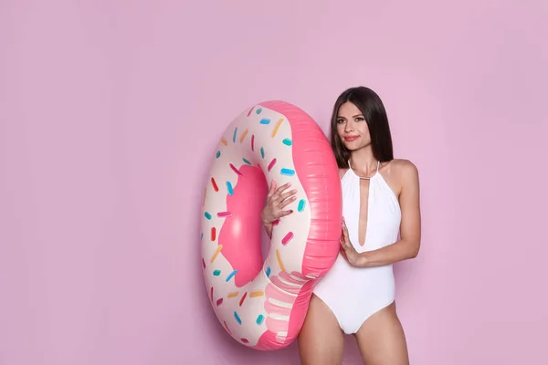 Sexig Ung Kvinna Bikini Med Uppblåsbar Ring Färgbakgrund — Stockfoto