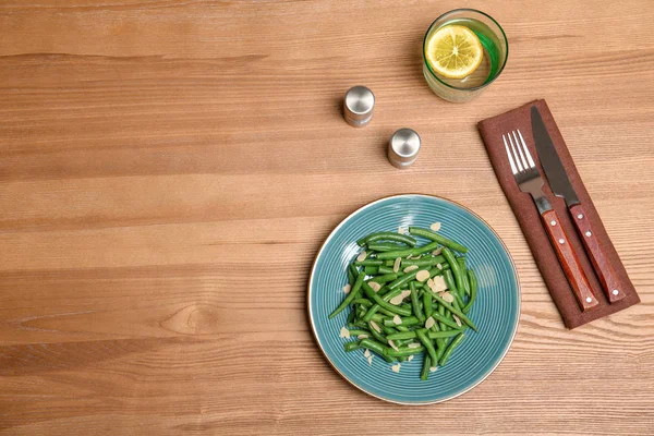 Placa Con Sabrosos Frijoles Verdes Almendras Sobre Mesa Madera Vista — Foto de Stock