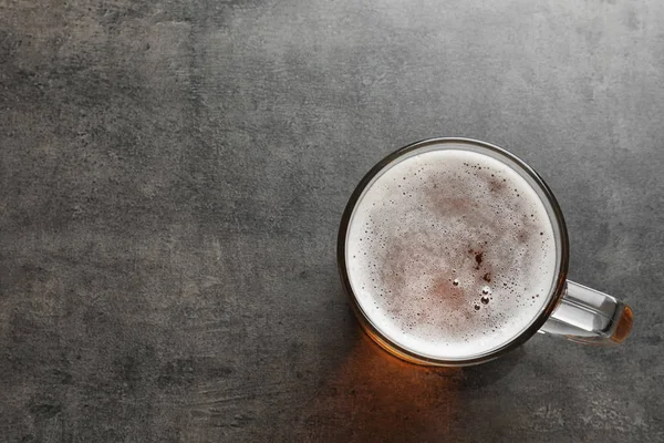 グランジ背景 上面においしいビールとガラス マグカップ — ストック写真