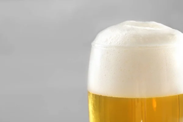 Vaso Sabrosa Cerveza Con Espuma Sobre Fondo Claro Primer Plano —  Fotos de Stock