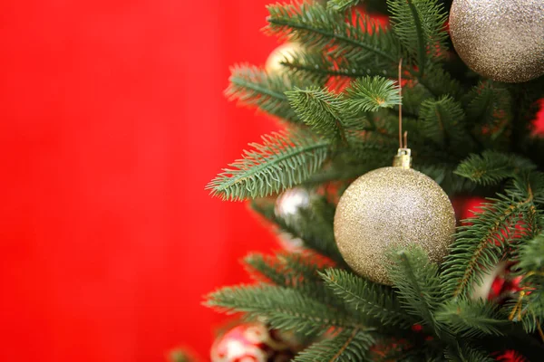 Árbol Navidad Bellamente Decorado Sobre Fondo Color Primer Plano —  Fotos de Stock