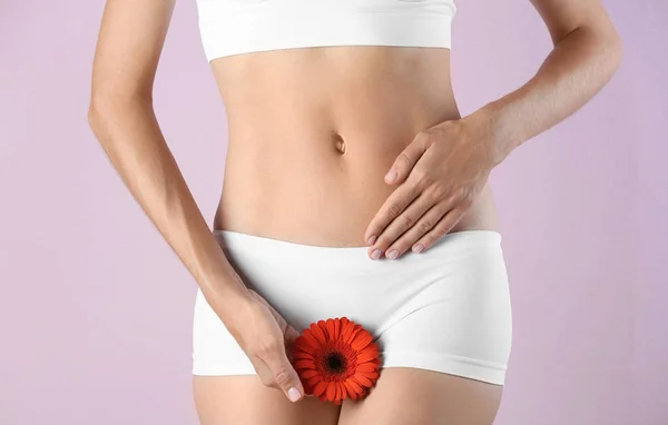 Mujer Joven Con Flor Gerberas Sobre Fondo Color Concepto Ginecológico —  Fotos de Stock