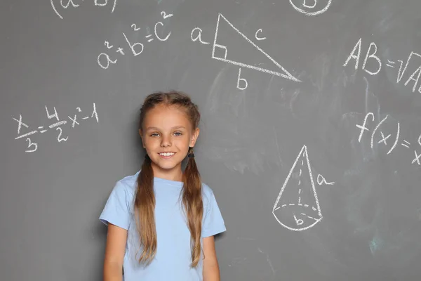 Criança Escola Fórmulas Matemáticas Fundo Cinza — Fotografia de Stock