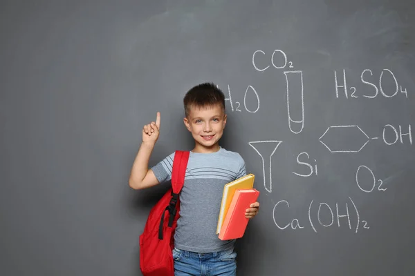 Criança Com Material Escolar Fórmulas Químicas Fundo Cinza — Fotografia de Stock