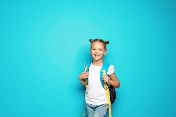 Μικρό Παιδί Σχολείο Σακίδιο Για Χρώμα Φόντου — Φωτογραφία Αρχείου