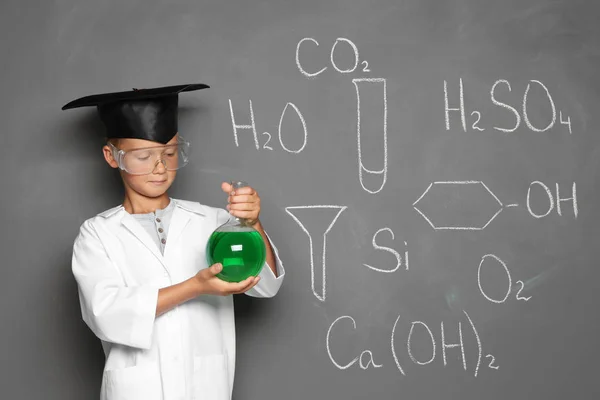 Μικρό Παιδί Σχολείο Στο Εργαστήριο Ομοιόμορφο Φιάλη Υγρού Και Χημικών — Φωτογραφία Αρχείου