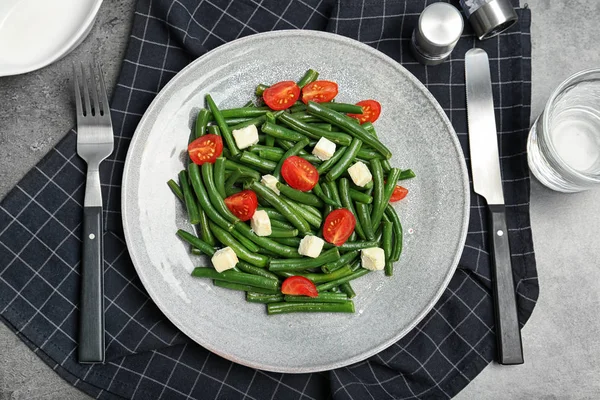 Düz Yatıyordu Bileşimi Taze Yeşil Fasulye Salatası Masasında Plaka Ile — Stok fotoğraf