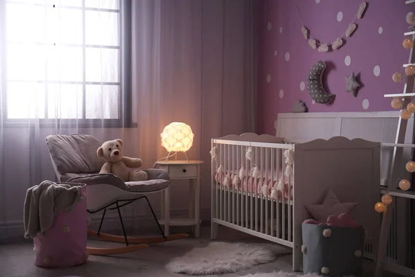 Baby Kamer Interieur Met Wieg Buurt Van Kleur Muur — Stockfoto