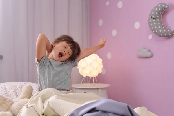 Маленька Дівчинка Позує Ліжку Вдома Час Спати — стокове фото