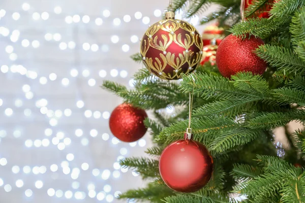 Árbol Navidad Con Decoración Festiva Contra Las Luces Borrosas Hadas —  Fotos de Stock