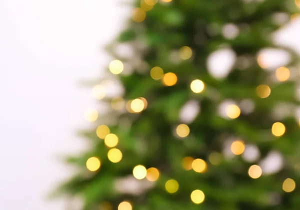 Wazig Zicht Van Mooie Kerstboom Met Fairy Lichten Witte Achtergrond — Stockfoto