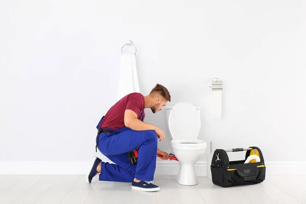 Jovem Trabalhando Com Vaso Sanitário Banheiro — Fotografia de Stock