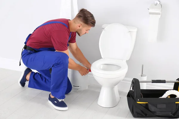 Jonge Man Aan Het Werk Met Pot Badkamer — Stockfoto