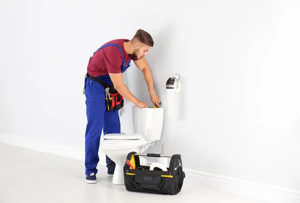 Jeune Homme Travaillant Avec Réservoir Toilettes Dans Salle Bain — Photo