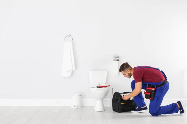 Anak Muda Dengan Alat Kit Tas Dekat Toilet Mangkuk Kamar — Stok Foto