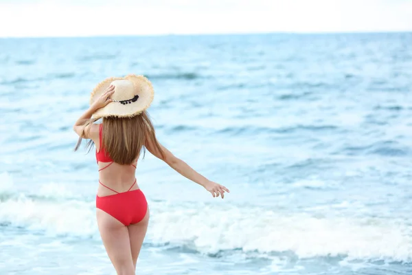 Atractiva Joven Mujer Hermoso Traje Baño Una Sola Pieza Playa —  Fotos de Stock