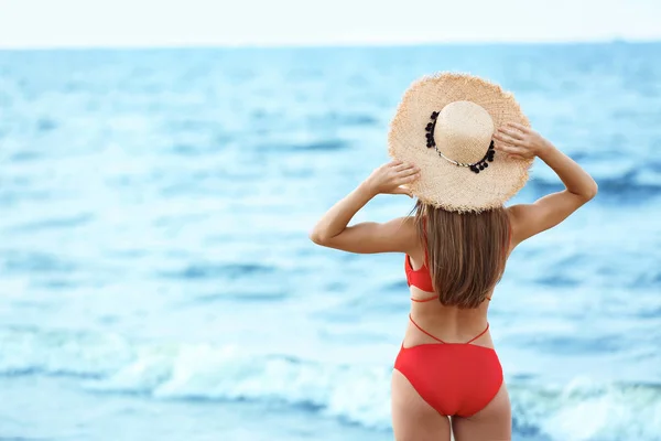 Aantrekkelijke Jonge Vrouw Mooie Eendelige Badpak Strand — Stockfoto