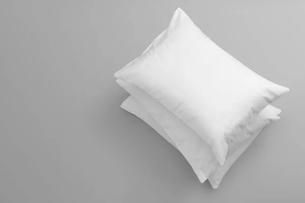 上面ビュー 灰色の背景にきれいな柔らかいベッド枕 — ストック写真