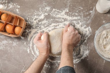 Masada hamur işi yoğuran bir adam