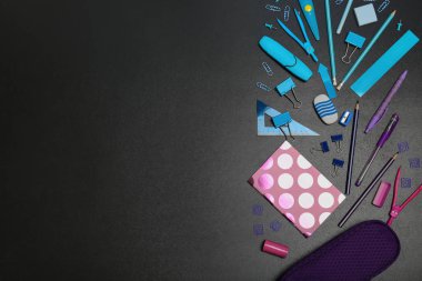 Farklı okul kırtasiye kara tahta yüzeyi ile düz yatıyordu kompozisyon