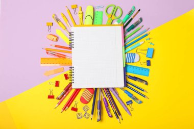 Renk arka plan üzerinde farklı okul Kırtasiye ile düz yatıyordu kompozisyon