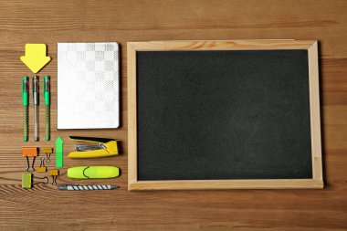 Farklı okul kırtasiye ve ahşap arka plan küçük kara tahta düz yatıyordu kompozisyonu