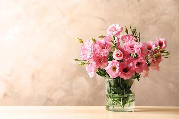 Vaas Met Mooie Eustoma Bloemen Tafel Tegen Een Achtergrond Met — Stockfoto