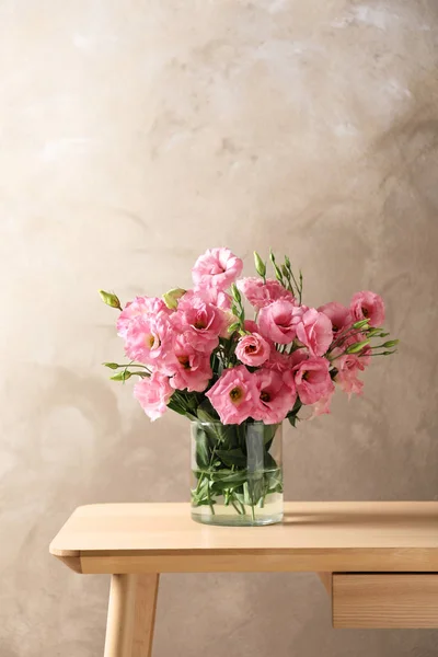 Βάζο Όμορφα Λουλούδια Eustoma Στο Τραπέζι Κατά Χρώμα Φόντου — Φωτογραφία Αρχείου