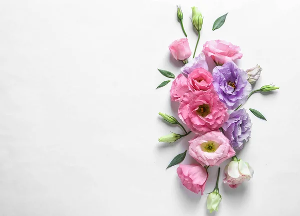 Composición Plana Con Hermosas Flores Eustoma Sobre Fondo Claro —  Fotos de Stock