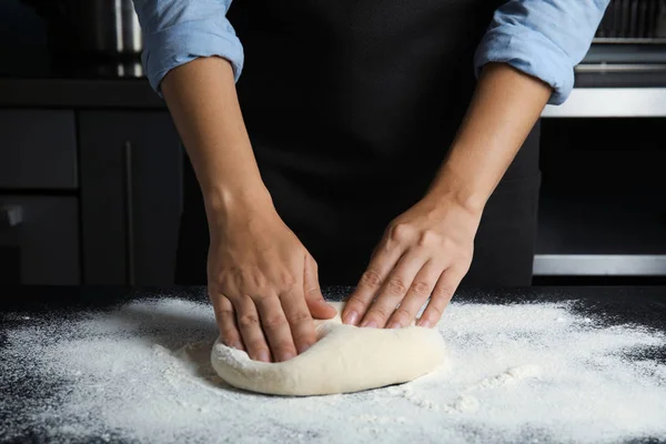 Mujer Amasando Masa Para Pastelería Mesa —  Fotos de Stock