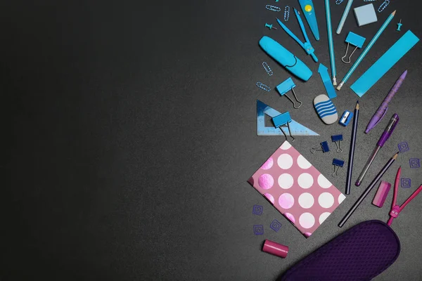 Farklı okul kırtasiye kara tahta yüzeyi ile düz yatıyordu kompozisyon