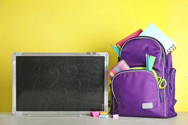 Pequeña Pizarra Mochila Con Diferentes Artículos Papelería Escolar Mesa —  Fotos de Stock