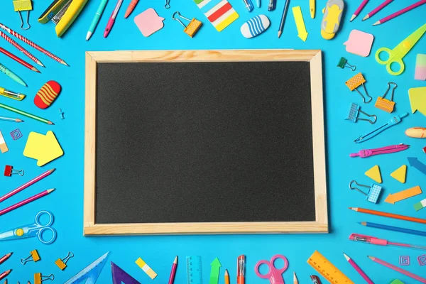 別の学校の文房具と色の背景上の小さな黒板フラット レイアウト構成 — ストック写真