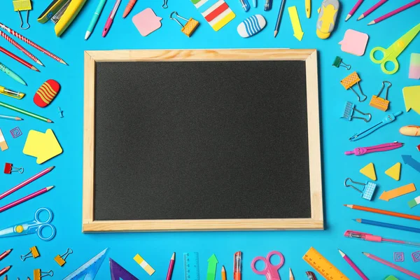 Flache Liegekomposition Mit Verschiedenen Schulschreibwaren Und Kleiner Tafel Auf Farbigem — Stockfoto