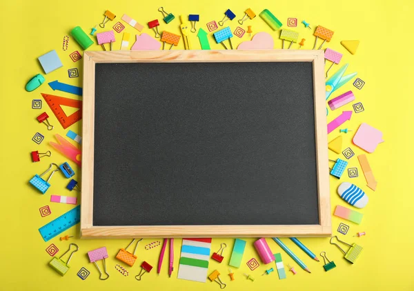 Flache Liegekomposition Mit Verschiedenen Schulschreibwaren Und Kleiner Tafel Auf Farbigem — Stockfoto
