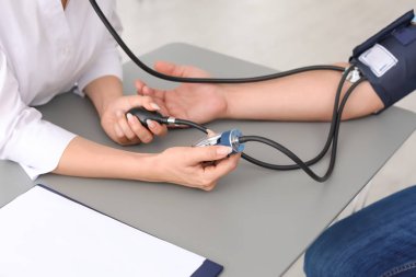 Kontrol hastanın kan basıncı ofiste tabloda, Doktor