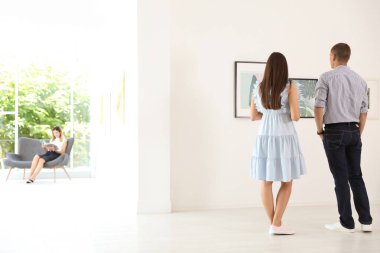 Sanat Galerisi'ndeki sergide genç çift