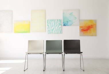 Sanat Galerisi'ndeki sergi sandalyeler