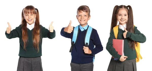 Mignons Écoliers Uniforme Avec Des Sacs Dos Sur Fond Blanc — Photo