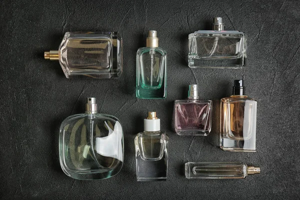 Położyć Butelki Perfum Ciemnym Tle Płaskie — Zdjęcie stockowe