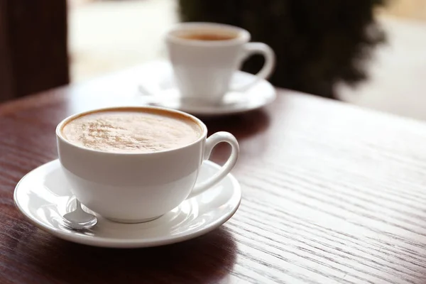 美味しい香り豊かなコーヒー テーブルの上のカップ — ストック写真