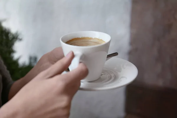 Jovem Com Xícara Café Delicioso Fundo Borrado — Fotografia de Stock